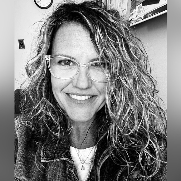 Meet your Posher, Jennifer - Picture 1 of 1